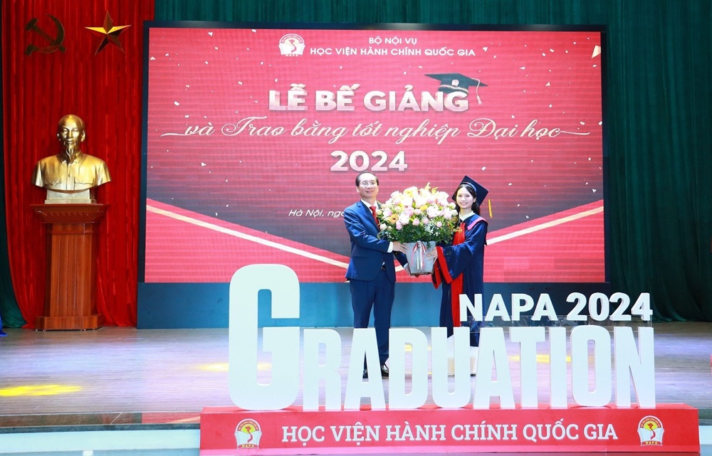 Tân cử nhân Phạm Thị Vân Nam, đại diện các sinh viên tốt nghiệp năm 2024 gửi lời tri ân tới thầy cô Học viện Hành chính Quốc gia.