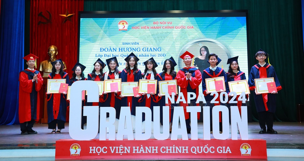 PGS.TS. Nguyễn Bá Chiến, Bí thư Đảng ủy, Giám đốc Học viện và TS. Lê Thanh Huyền, Trưởng ban Ban Quản lý đào tạo trao bằng sinh viên tốt nghiệp thủ khoa các ngành đào tạo đại học.