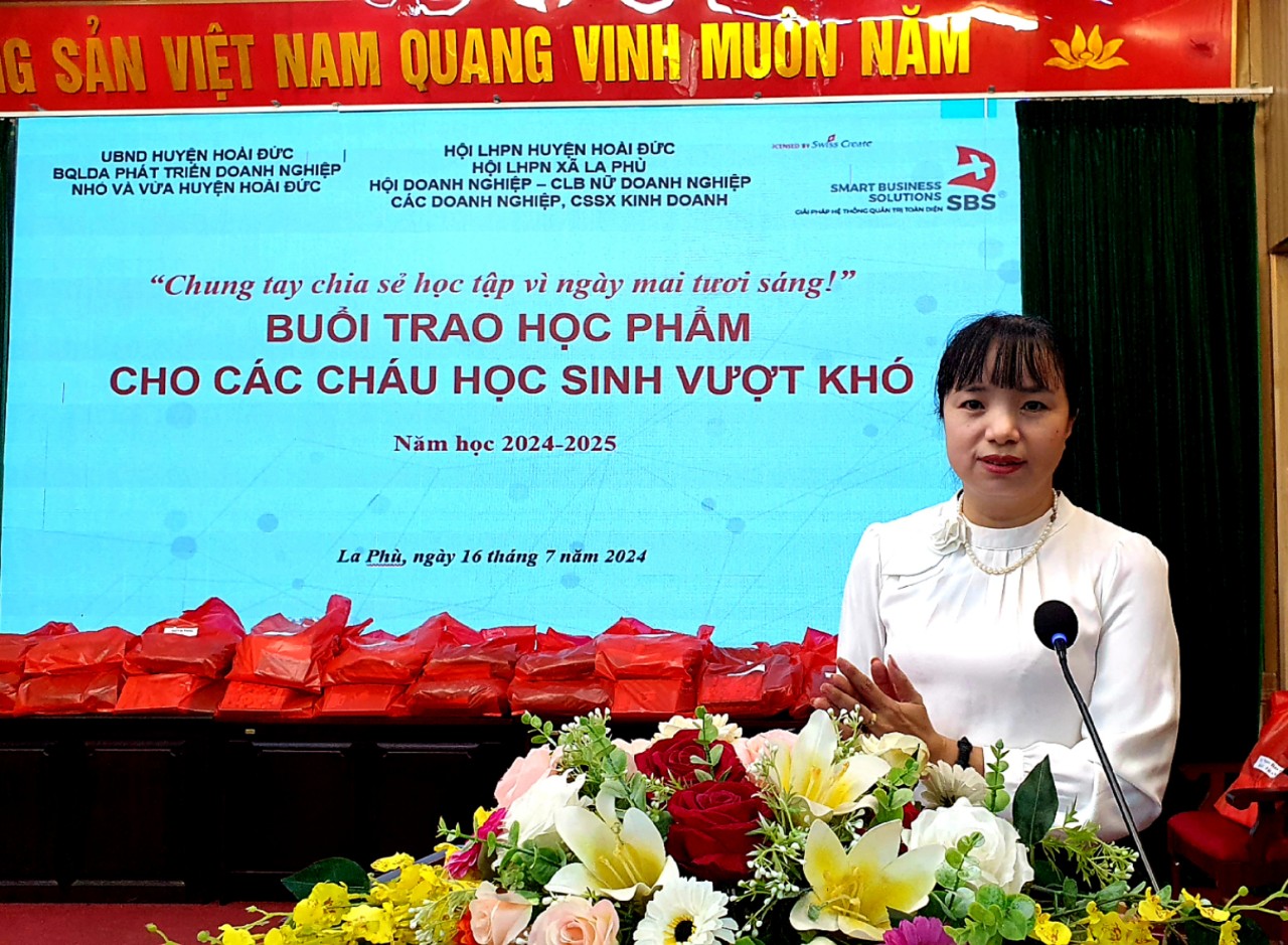 Đồng chí Nguyễn Thị Ngoan, Chủ tịch hội LHPN xã La Phù phát biểu tại chương trình.