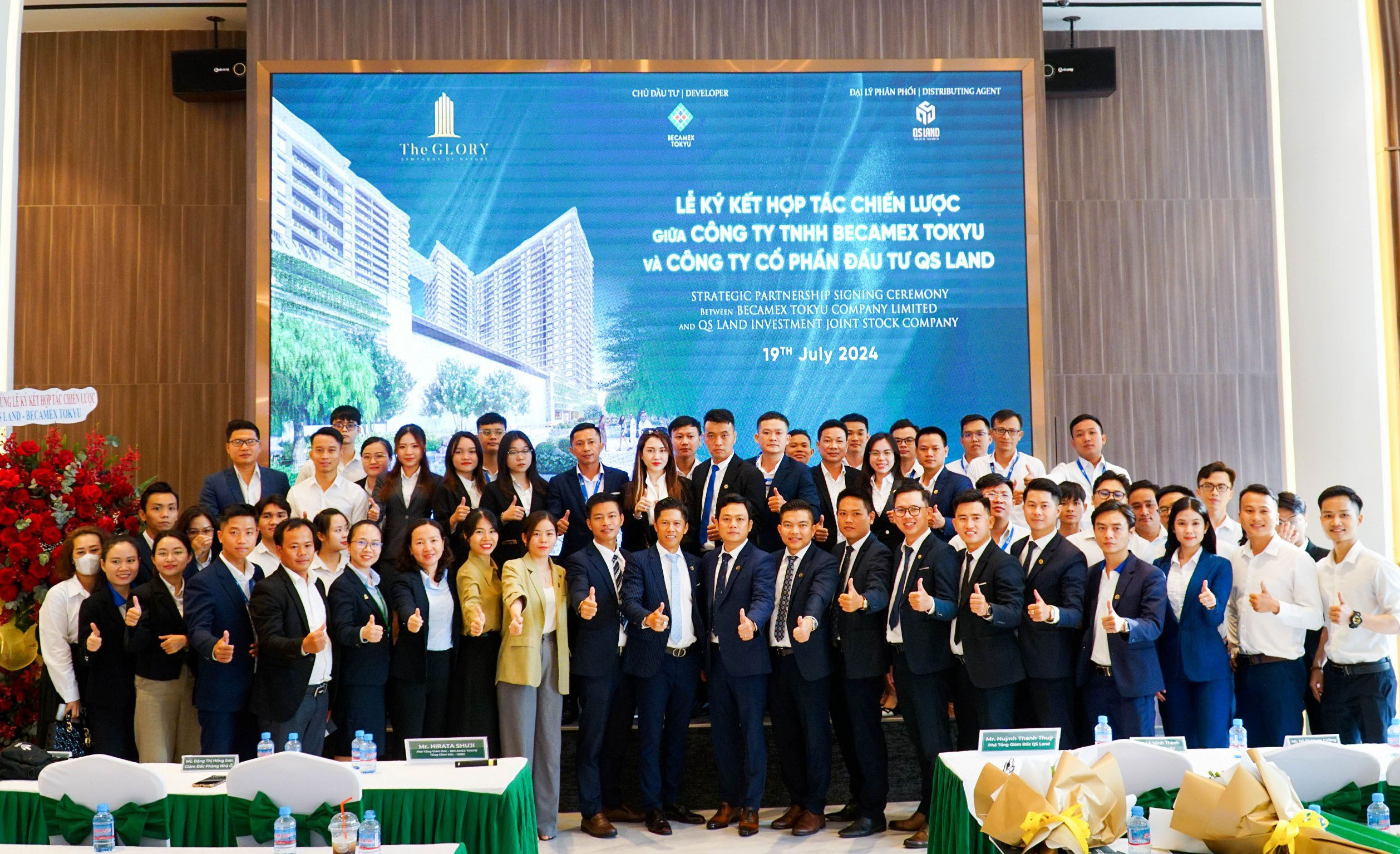 Tập thể cán bộ nhân viên công ty Cổ phần Đầu tư QS Land