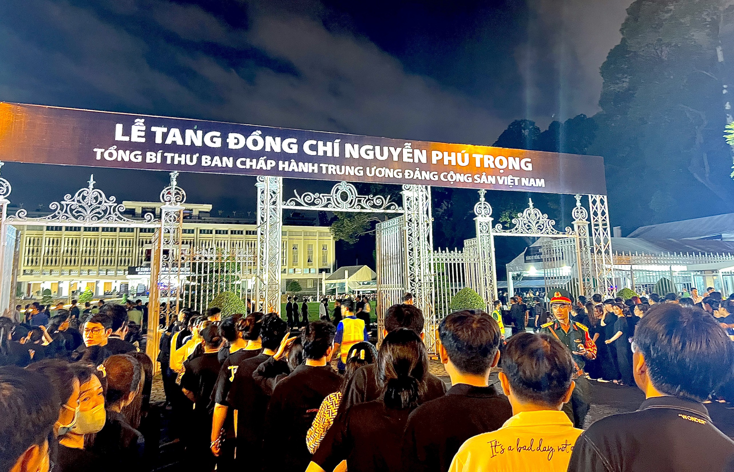 Hàng ngàn người dân xếp hàng bên ngoài cổng Hội trường Thống Nhất lúc 21 giờ ngày 25/7 - Hình: PV VP VNHN TP.HCM