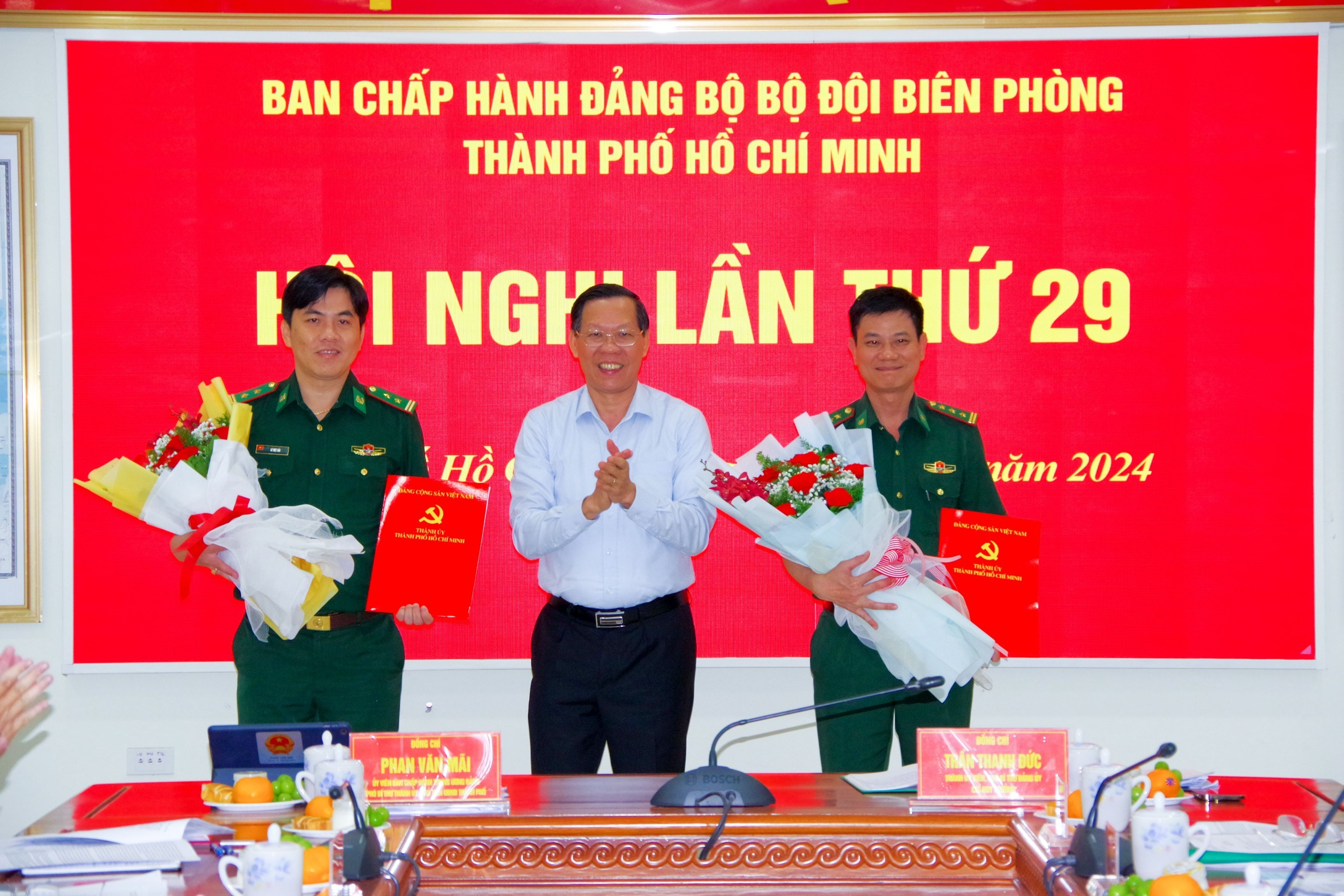 đồng chí Phan Văn Mãi đã tặng hoa chúc mừng và trao quyết định chỉ định Ủy viên Ban Chấp hành Đảng bộ Bộ đội Biên phòng Thành phố, nhiệm kỳ 2020 – 2025