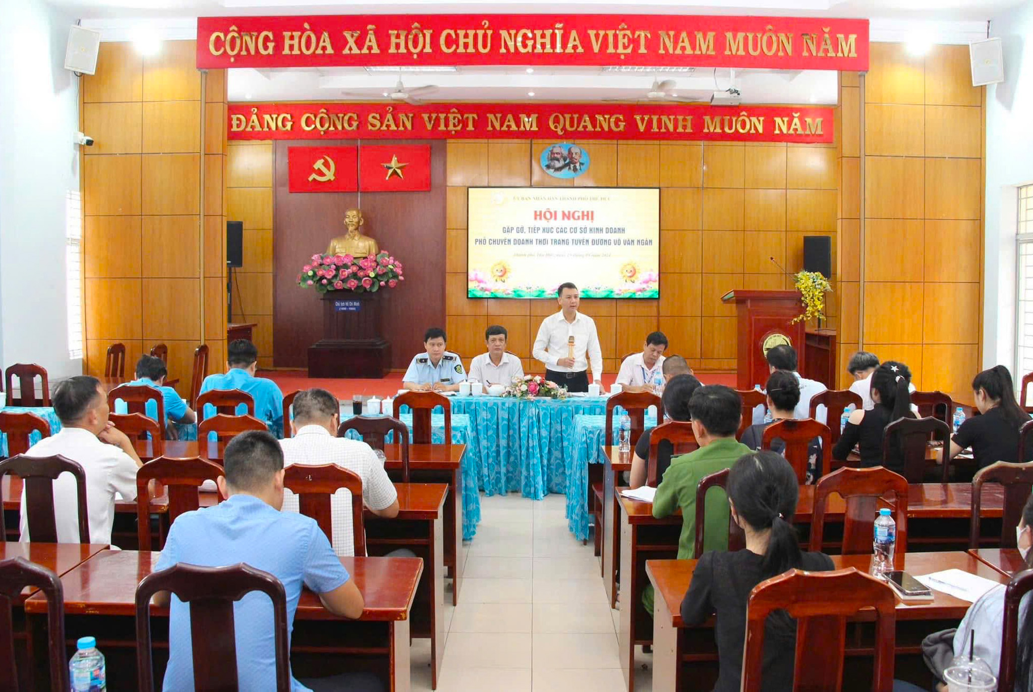 Toàn cảnh hội nghị gặp gỡ, tiếp xúc các cơ sở kinh doanh thời trang tuyến đường Võ Văn Ngân