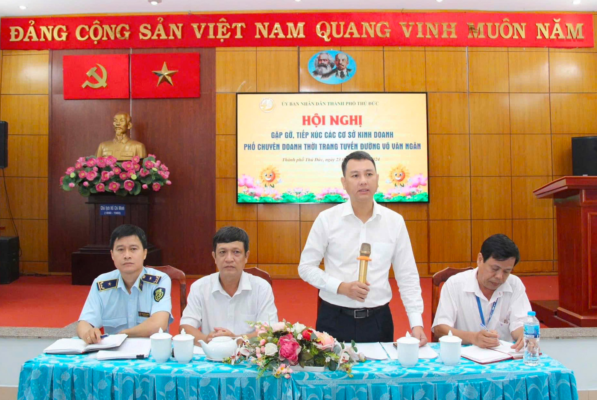 Phó Chủ tịch UBND TP Thủ Đức Nguyễn Bạch Hoàng Phụng phát biểu tại hội nghị gặp gỡ, tiếp xúc các cơ sở kinh doanh thời trang tuyến đường Võ Văn Ngân