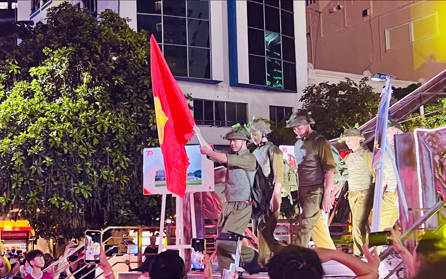 Các tiết mục được dàn dựng công phu, gợi cho khán giả xem trực tiếp cảm giác được sống lại những ngày Giải phóng Thủ đô