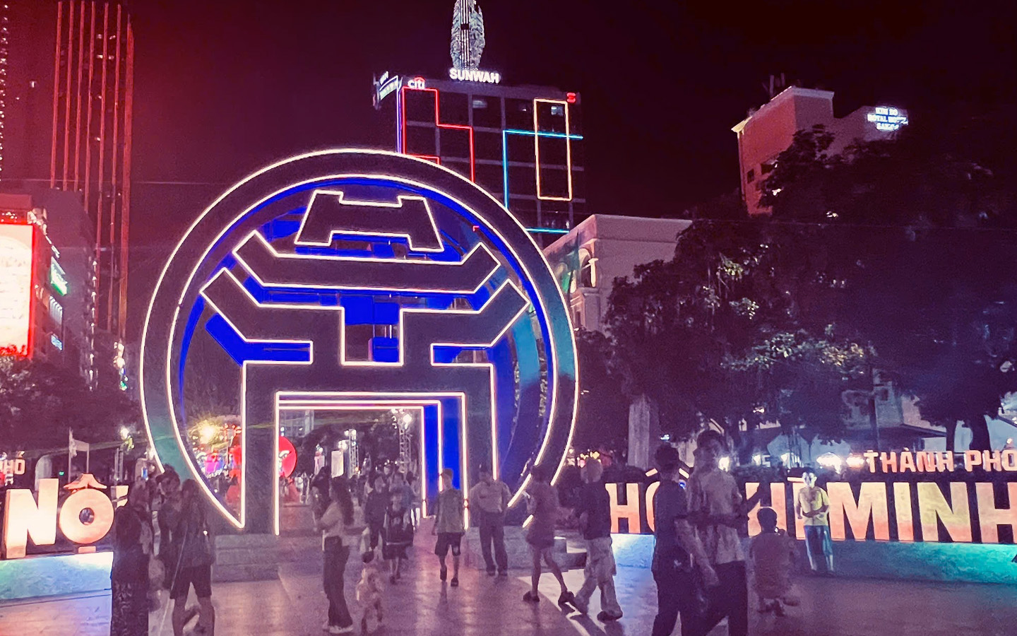 Biểu trưng thủ đô Hà Nội được dựng lên hoành tráng
