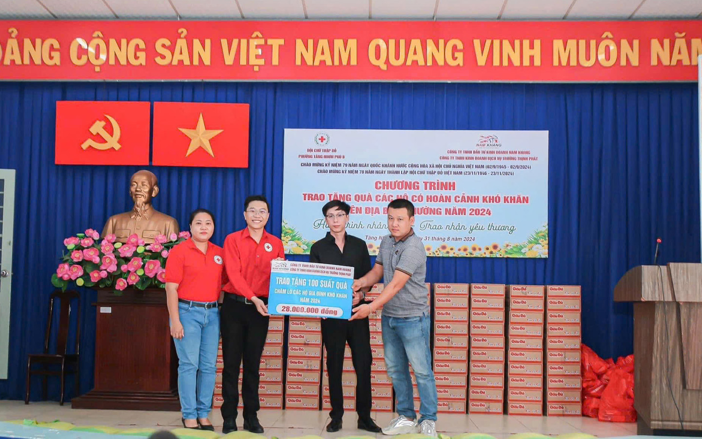 Hội Chữ thập đỏ Việt Nam, trao tặng quà cho người nghèo,