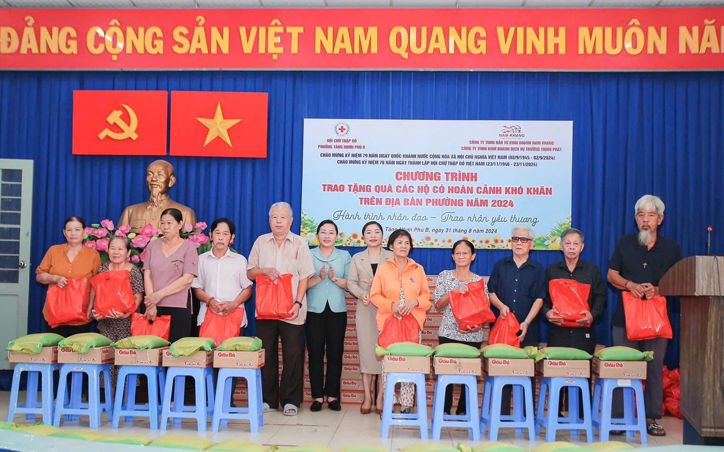Hội Chữ thập đỏ Việt Nam, trao tặng quà cho người nghèo,