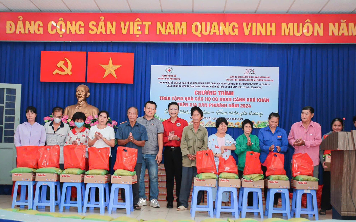 Hội Chữ thập đỏ Việt Nam, trao tặng quà cho người nghèo,