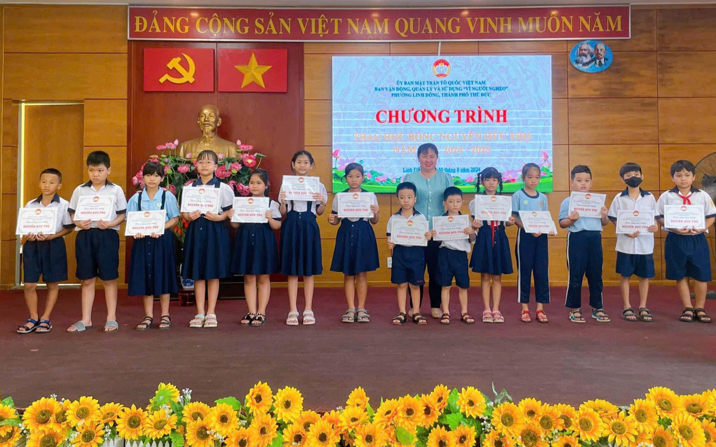 82 suất học bổng Nguyễn Hữu Thọ đã được trao tận tay các em học sinh, sinh viên 