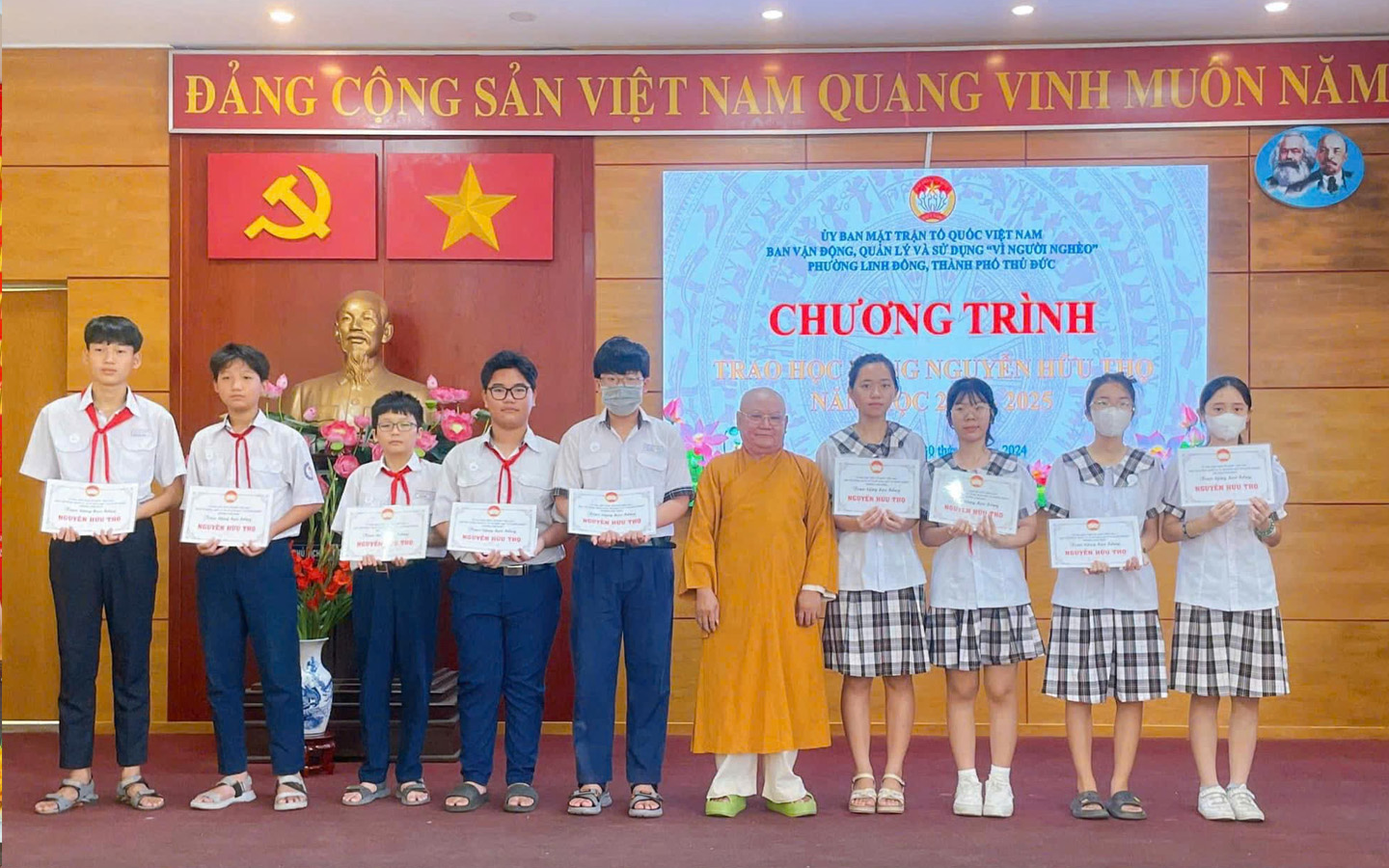 82 suất học bổng Nguyễn Hữu Thọ đã được trao tận tay các em học sinh, sinh viên 