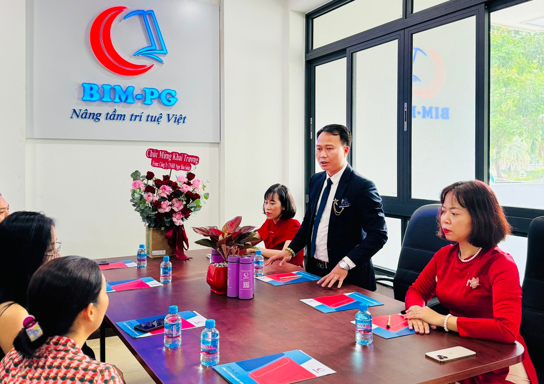 Lãnh đạo BIM - PG trao quyết định bổ nhiệm bà Hà Thị Hiền làm Giám đốc Điều Hành Chi nhánh Văn phòng TPHCM