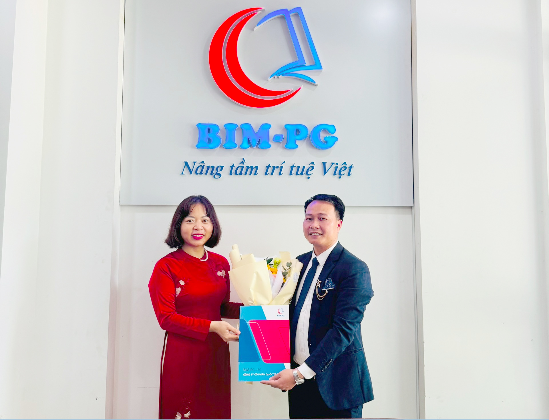 Lãnh đạo BIM - PG trao quyết định bổ nhiệm bà Hà Thị Hiền làm Giám đốc Điều Hành Chi nhánh Văn phòng TPHCM