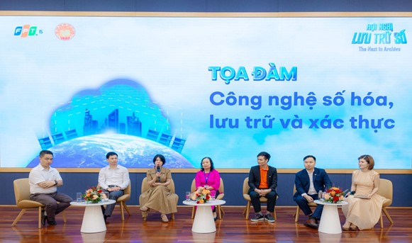 4. Các diễn giả trong buổi tọa đàm, trao đổi và trả lời câu hỏi của những người tham dự Hội nghị