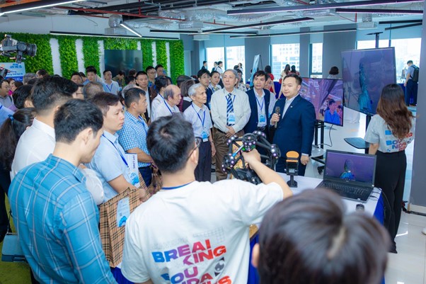 Đại biểu và các vị khách quý tham quan triển lãm công nghệ lưu trữ Made by FPT IS