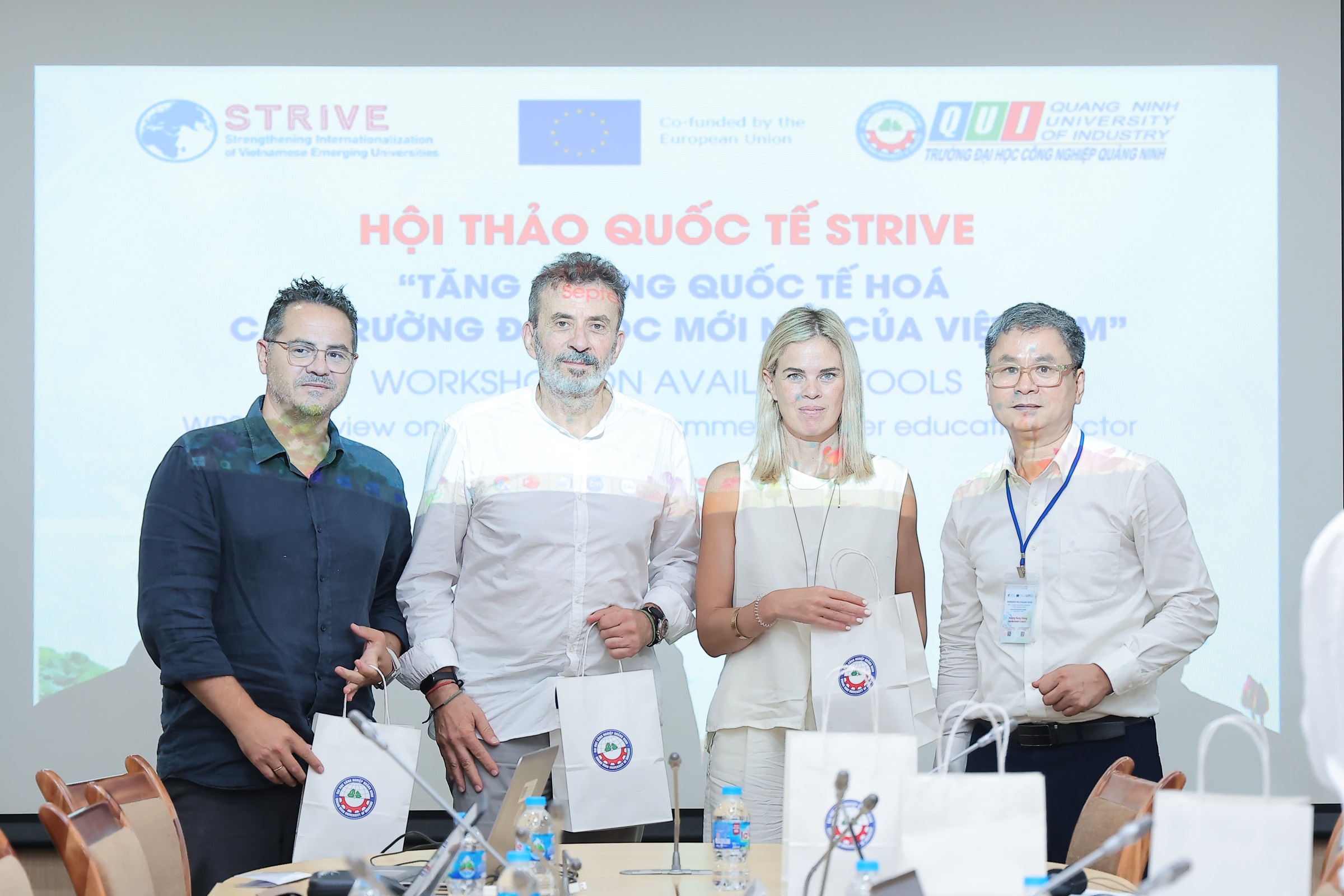 Trao quà lưu niệm tới đại diện các trường Đại học quốc tế tham dự Hội thảo.