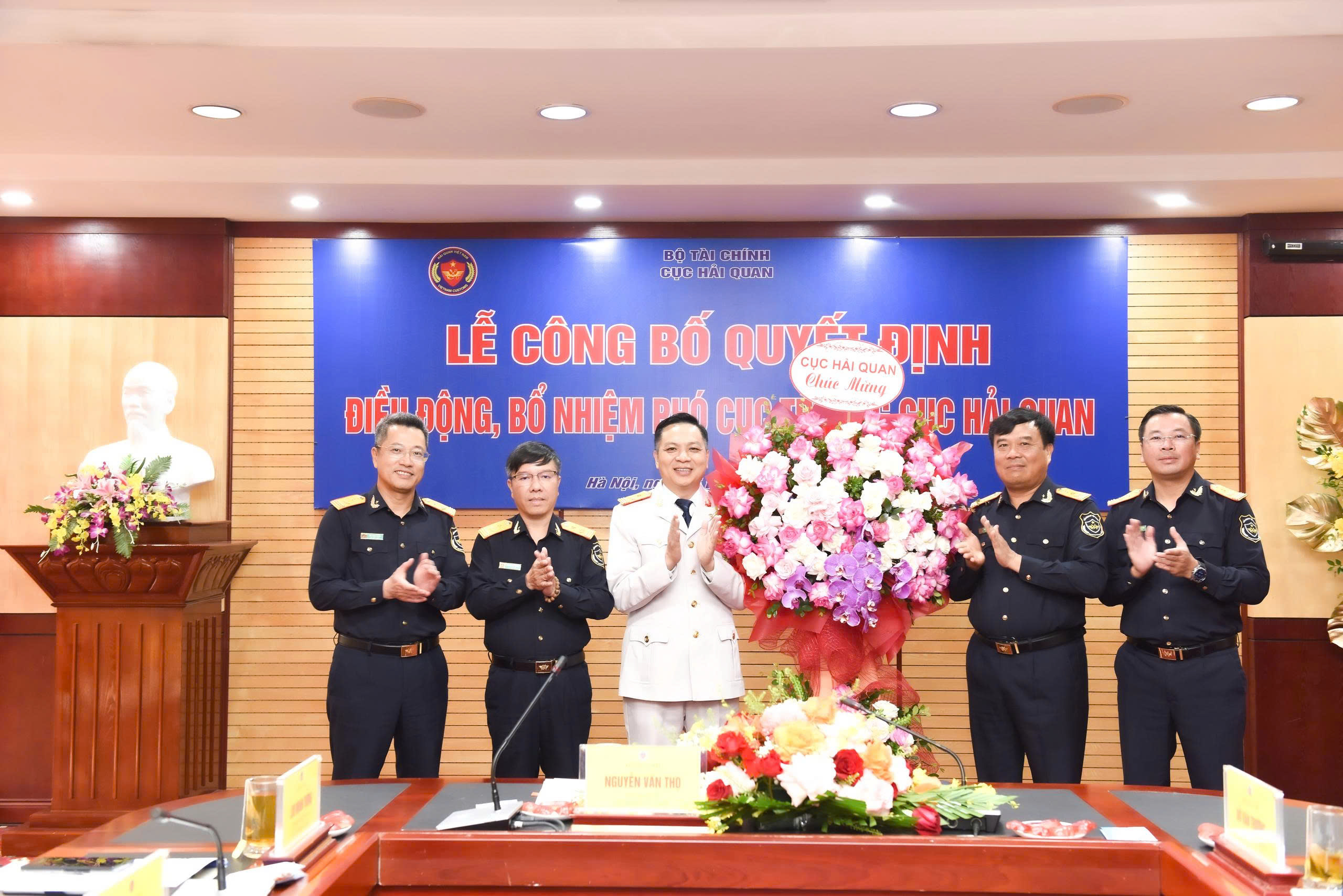 Ông Nguyễn Văn Thọ và cán bộ Cục Hải quan tặng hoa chúc mừng