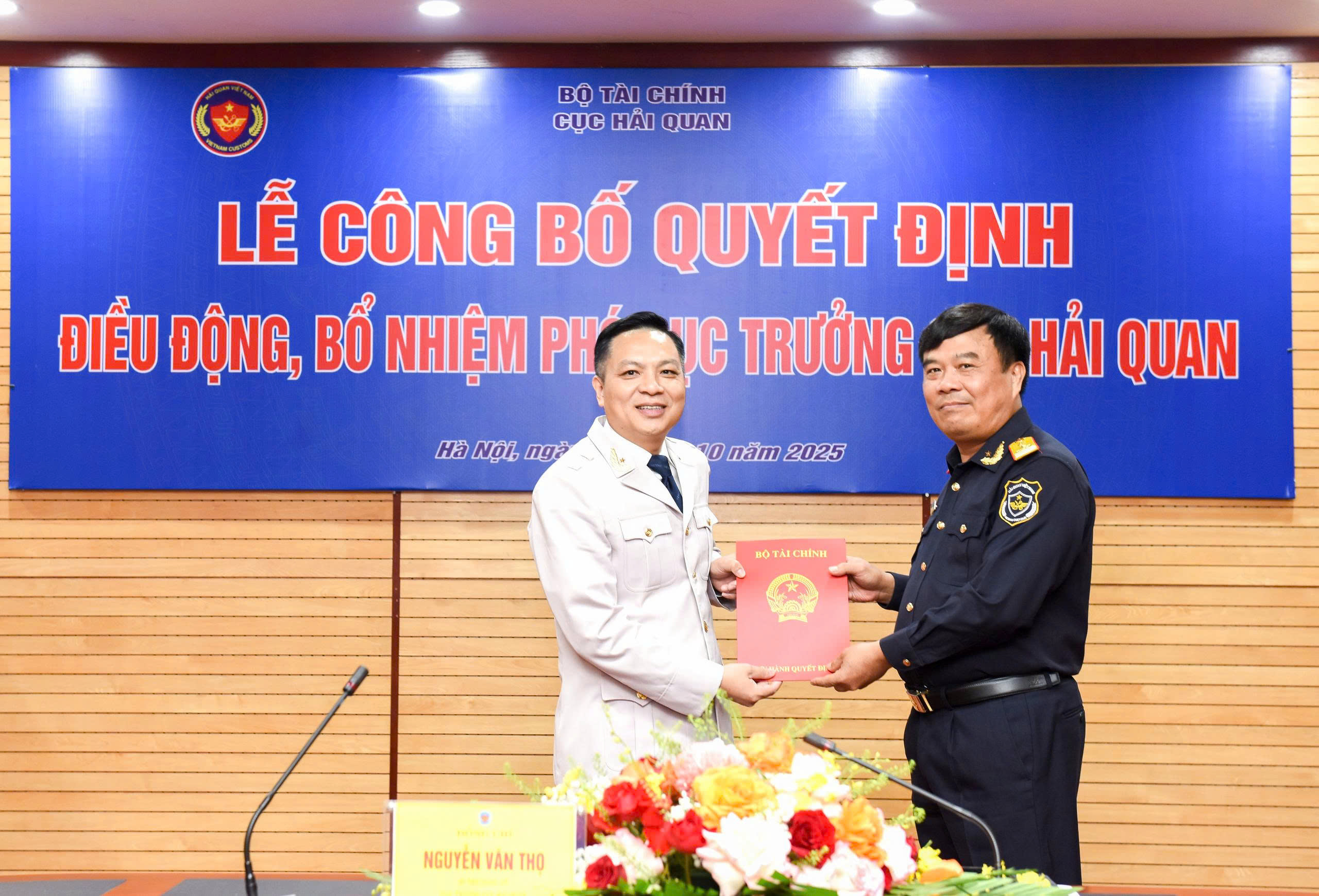 ông Nguyễn Văn Thọ đã trao quyết định bổ nhiệm và gắn cấp hiệu cho ông Nguyễn Thành Hưng. 