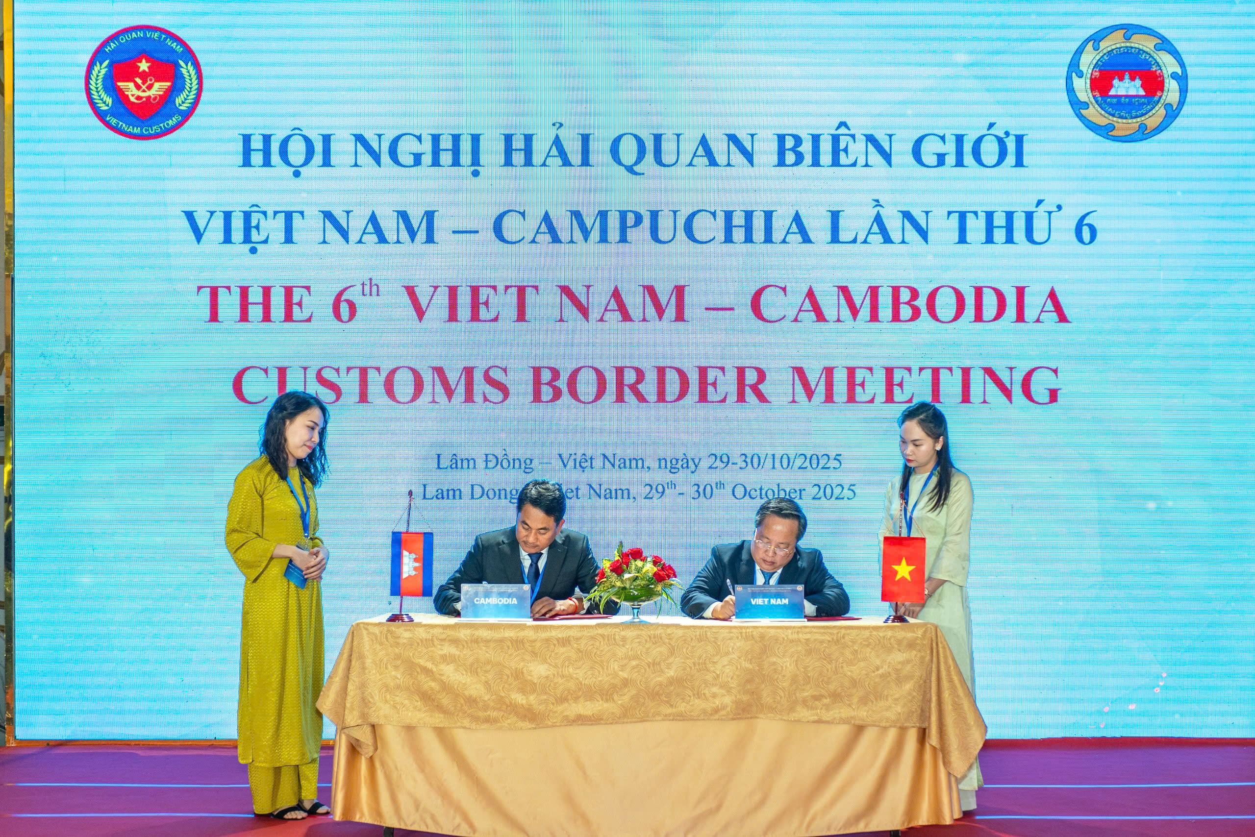 ông Vũ Quang Toàn – Chi cục trưởng Chi cục Điều tra chống buôn lậu và ông NOU SYTHA Chi cục trưởng Chi cục trưởng, Cục trấn áp và chống buôn lậu ký kết 