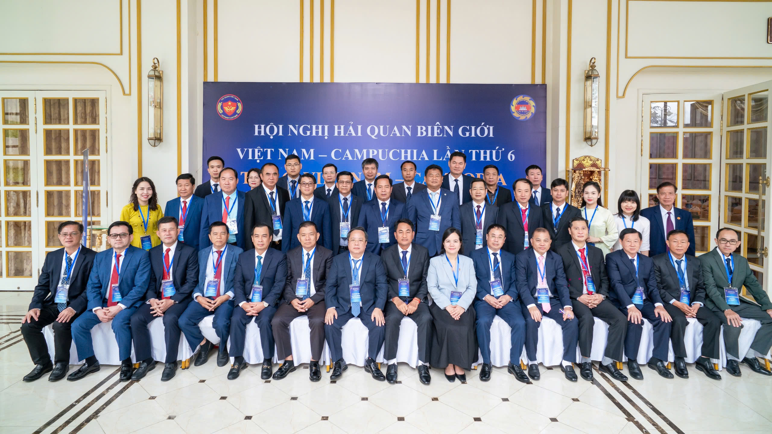 Các đại biểu hai nước chụp ảnh lưu niệm tại hội nghị Việt Nam – Campuchia.