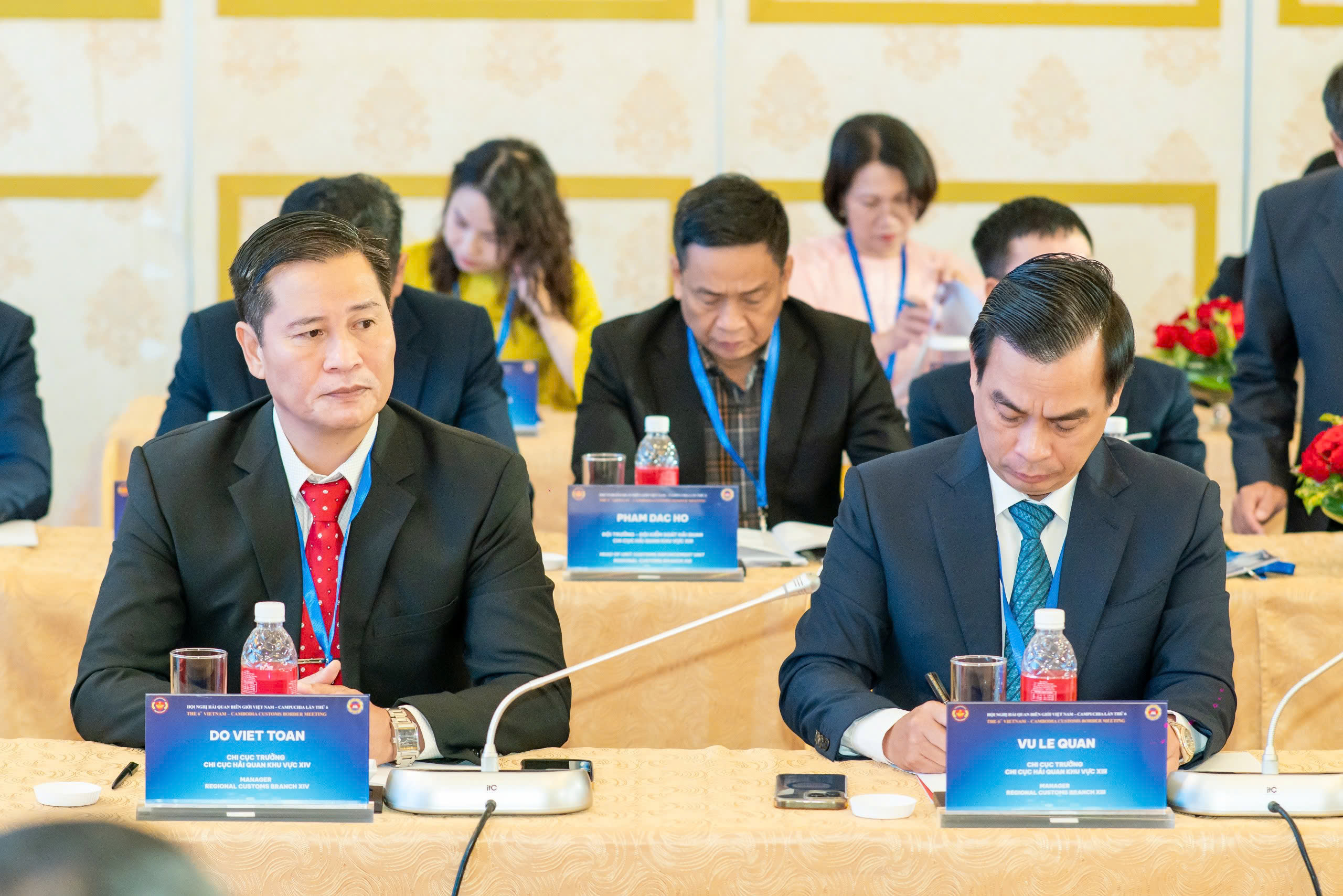 Ông Đỗ Viết Toàn Trưởng Chi cục Hải quan Khu vự XIV và ông Vũ Lê Quân Chi cục Trưởng Chi cục Hải quan Khu vực XIII dự hội nghị.