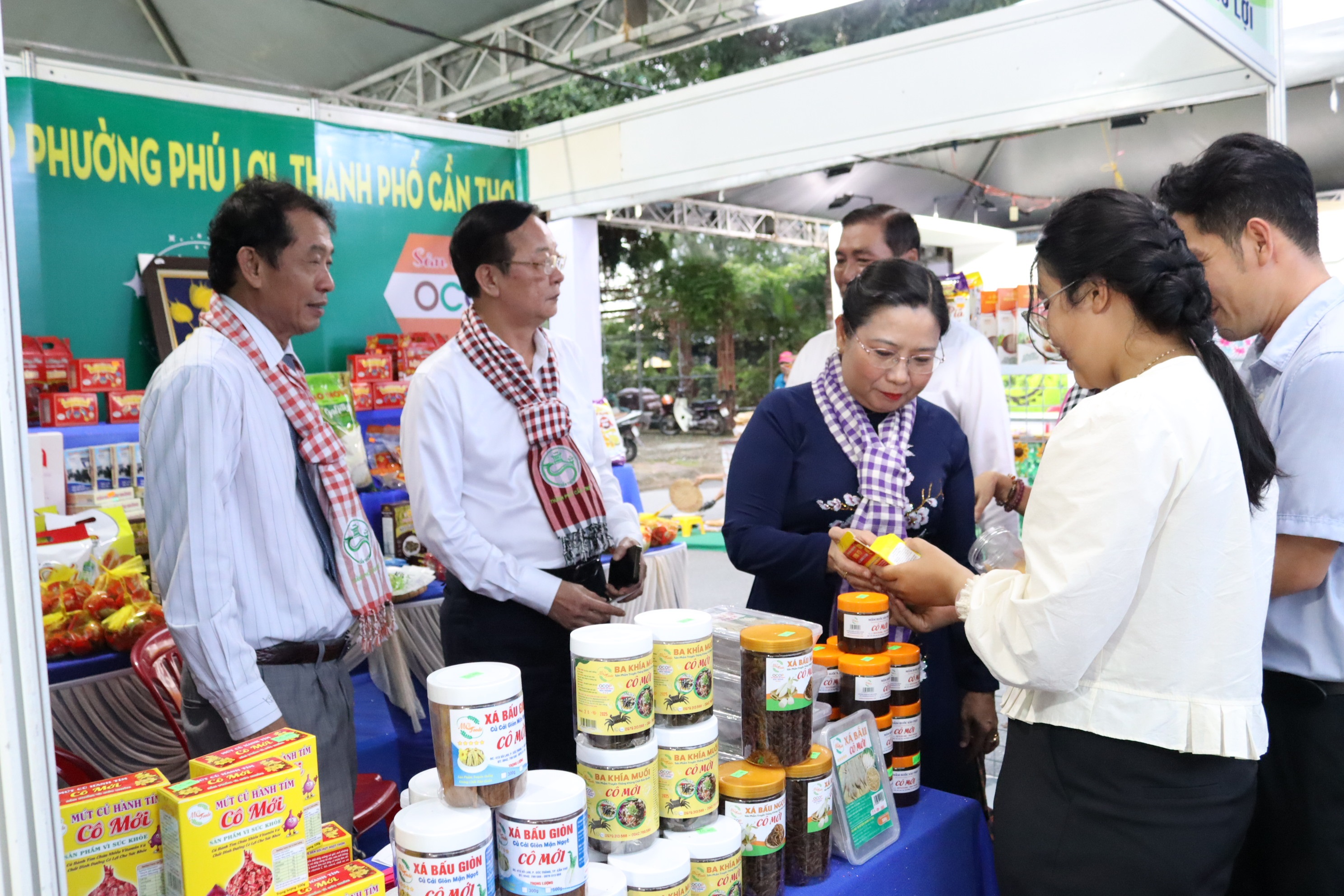Lãnh đạo Thành ủy, HĐND, UBND TP Cần Thơ cùng lãnh đạo các sở, ban ngành liên quan tham quan các gian hàng trưng bày tại hội chợ - Ảnh: TL