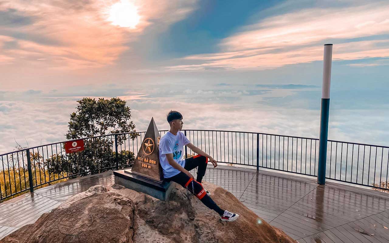 Núi Bà Đen là ngọn núi cao nhất ở khu vực phía Nam với 986m. Ngọn núi này nằm trong quần thể di tích văn hóa lịch sử nổi tiếng ở Tây Ninh - Ảnh: TL