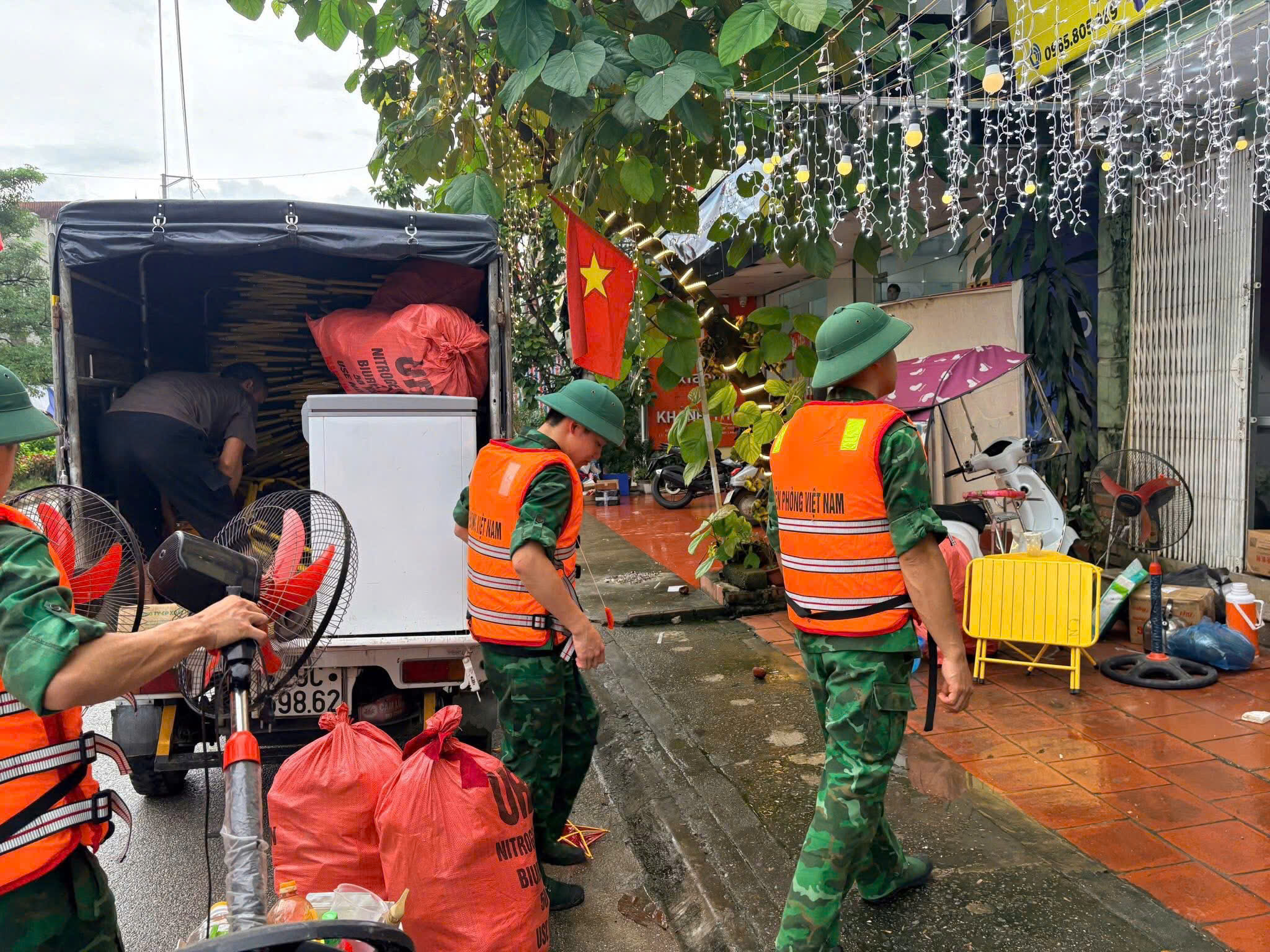 Bộ đội biên phòng giúp đỡ chuyển đồ cho người dân về ổn định cuộc sống.