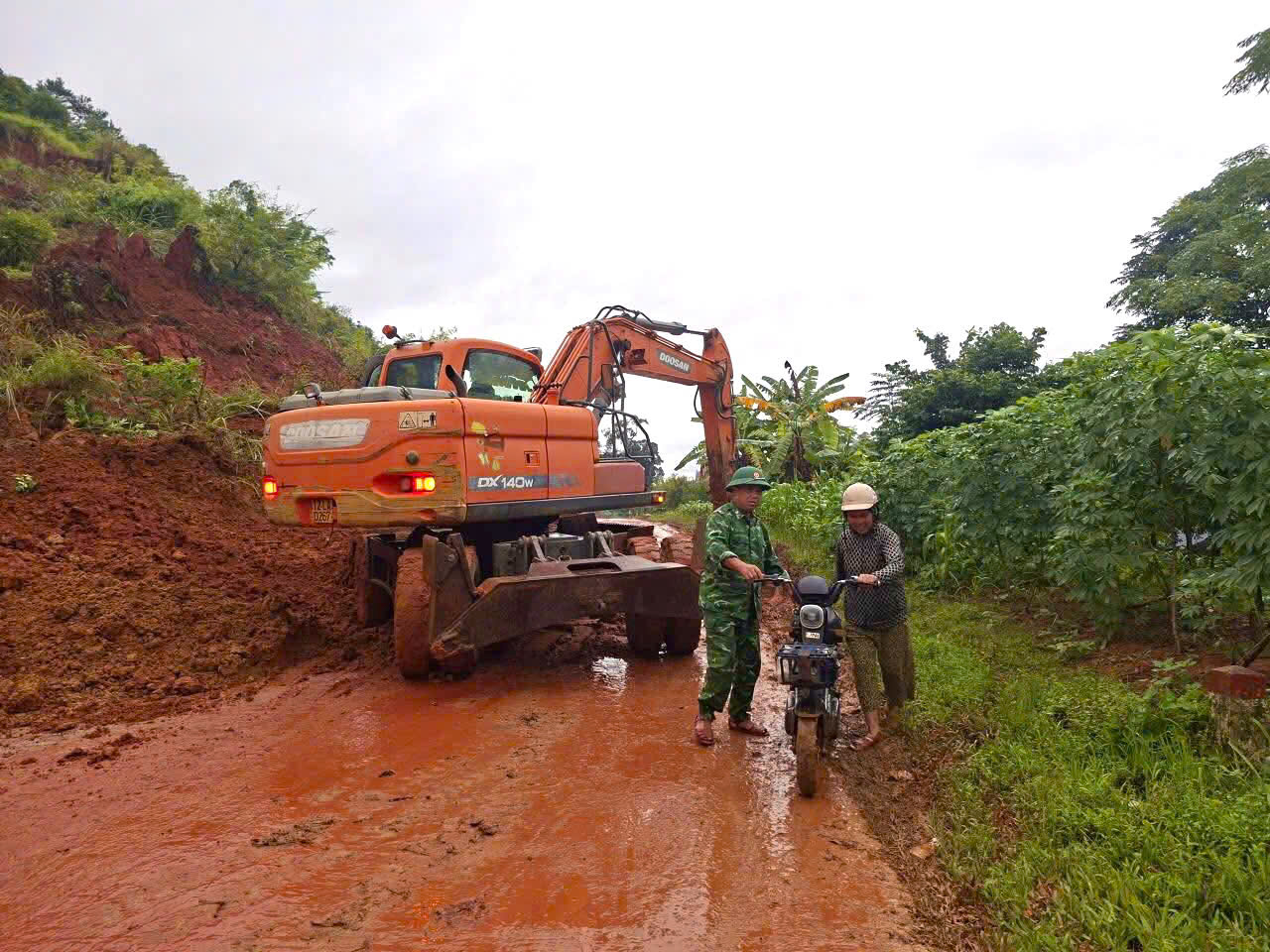 Tuyền đường giao thông bị đất đồi sạt nở xuống gây ách tách BĐBP xử lý vận chuyển và hỗ trợ người dân đi qua.