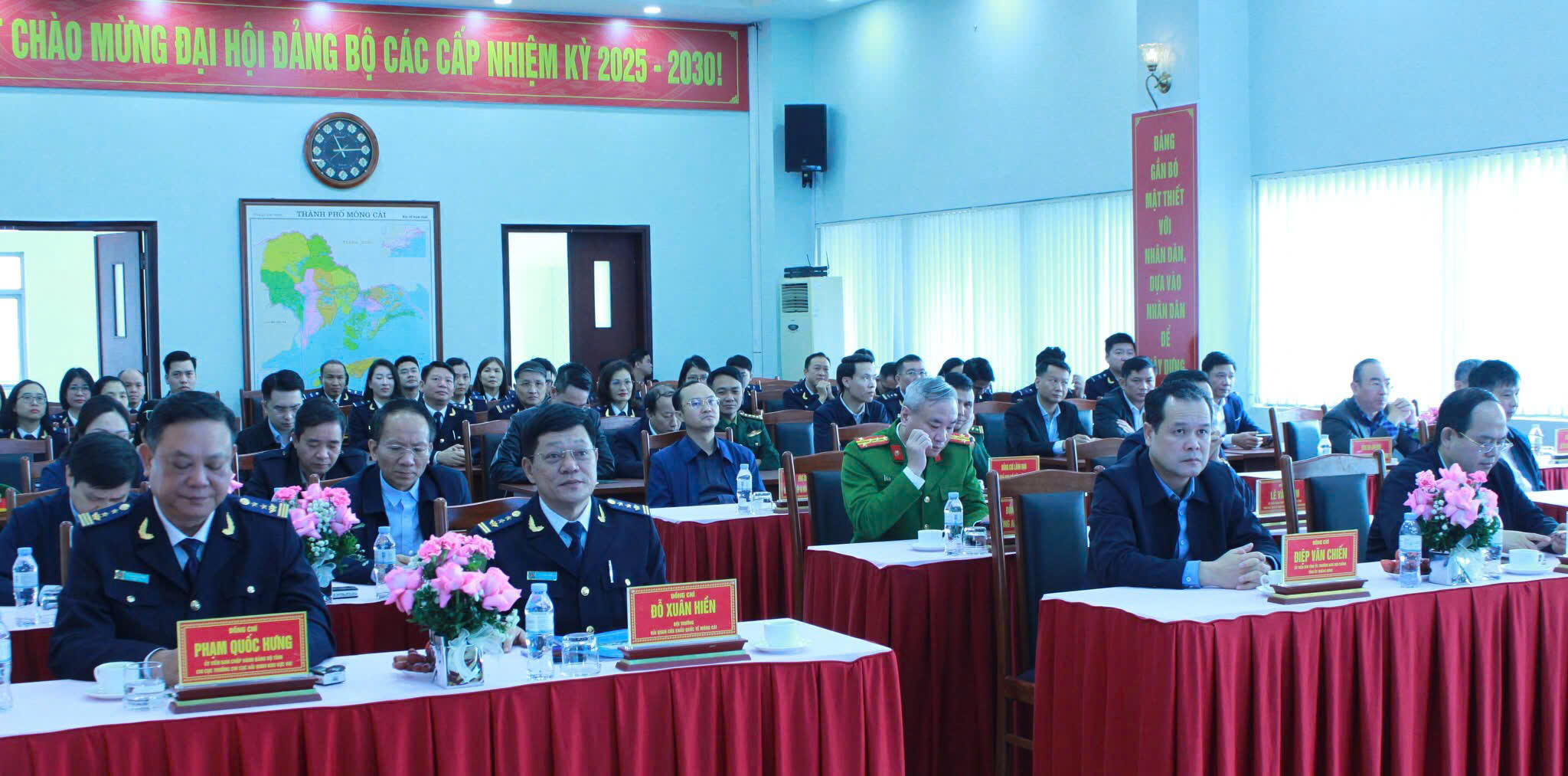 Đoàn công tác Tỉnh ủy và đội Hải quan Móng cái có buổi làm việc tích cực nhanh chóng và đưa ra nhiều mục tiêu phát triển kinh tế trong năm 2026.