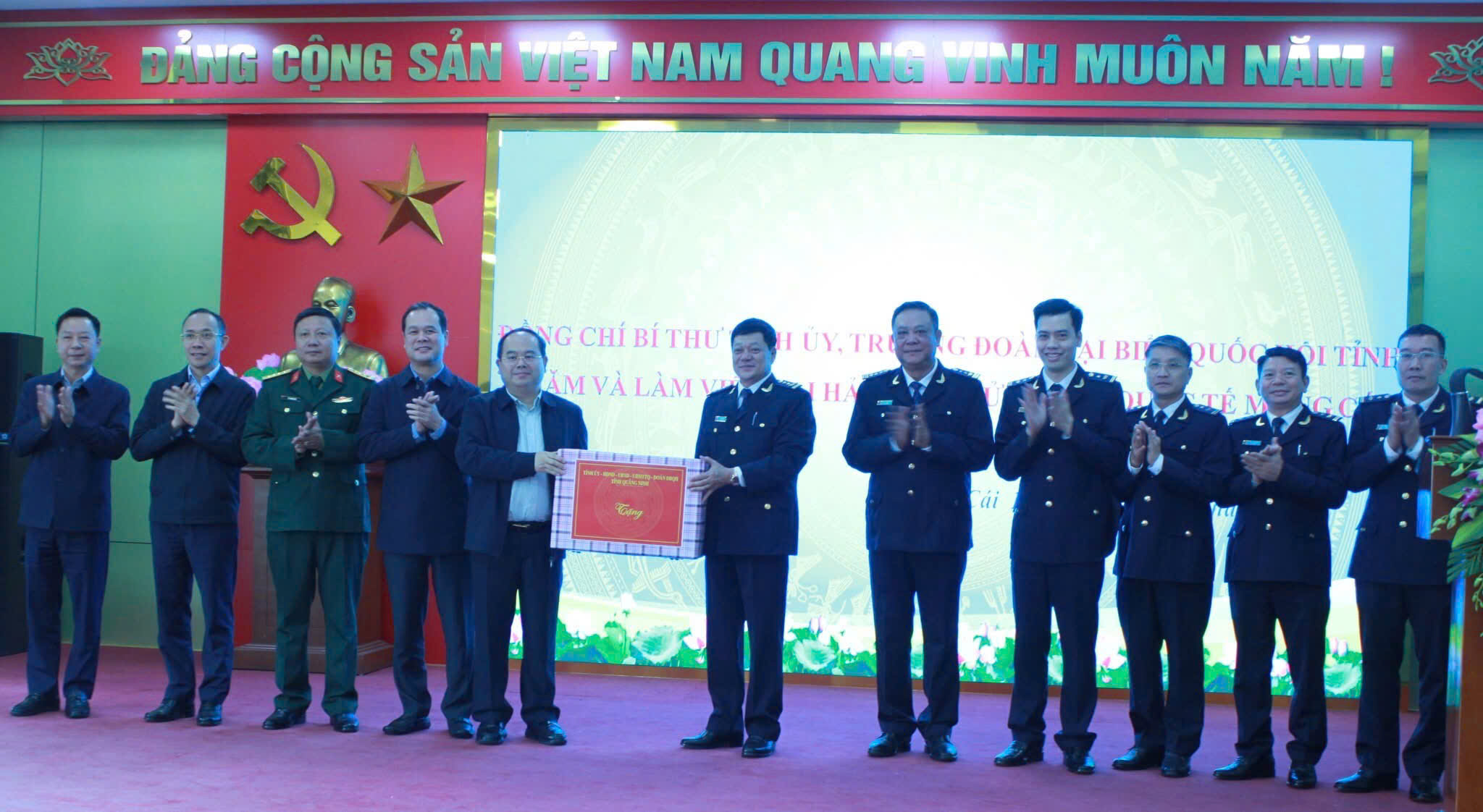 Đồng chí Quản Minh Cường, Bí thư Tỉnh ủy trao tặng quà.