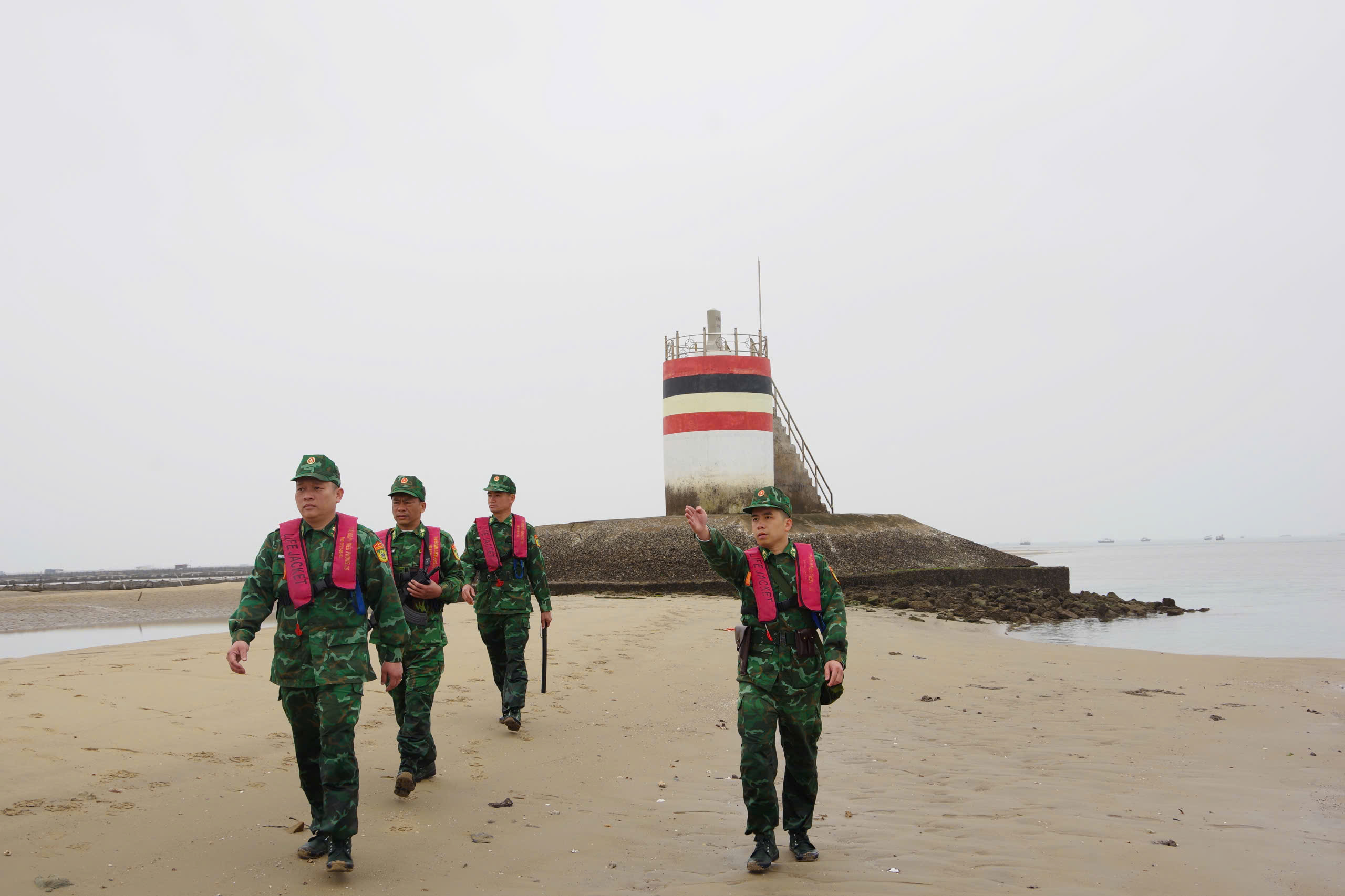 Cán bộ chiến sĩ BĐBP đồn Trà Cổ tuần tra trên biển, điểm cột phao vàng và cột mốc biên giới.