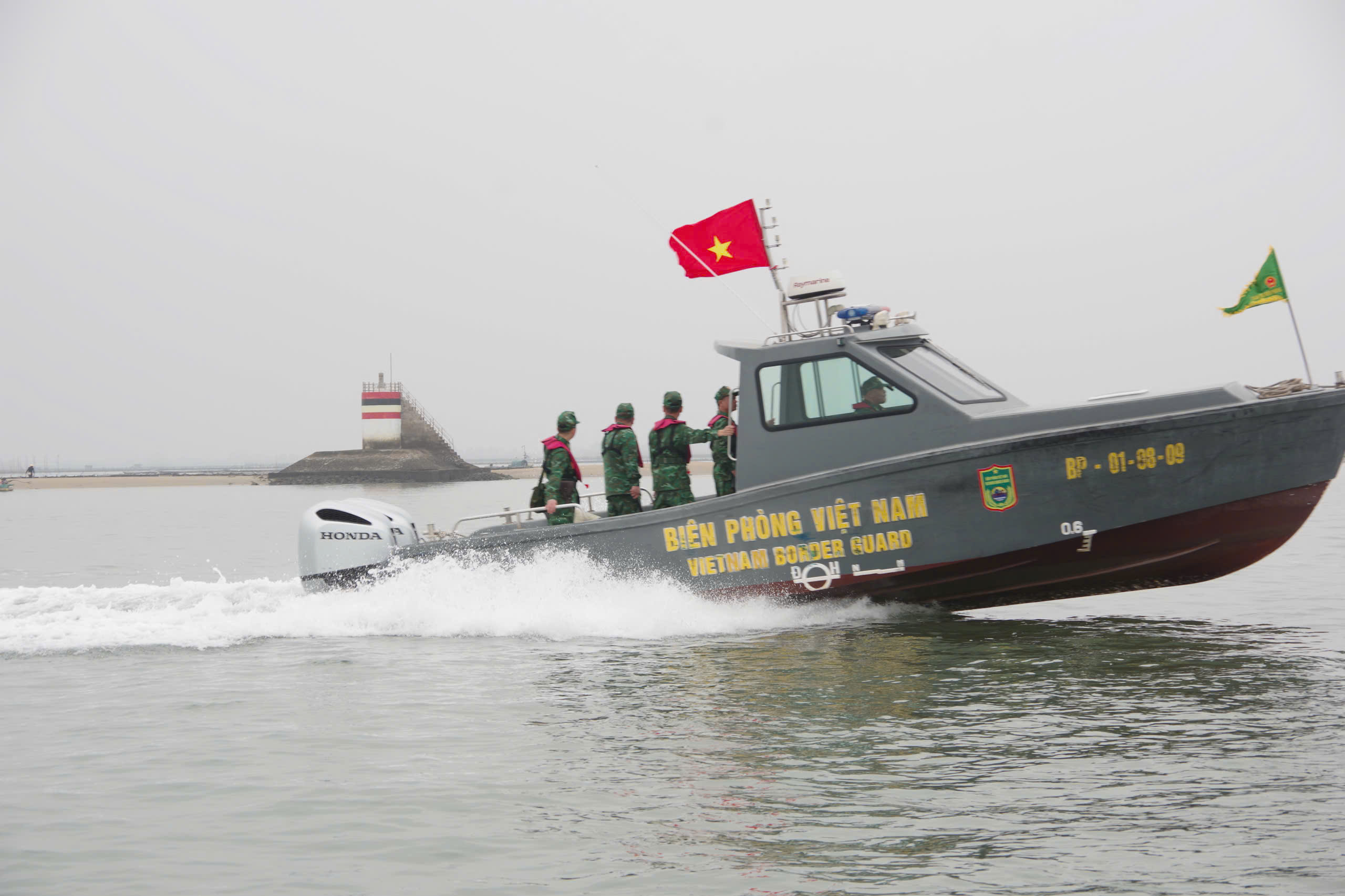 Đồn BĐBP Trà Cổ tổ chức tuần tra bằng xuồng trên biển.
