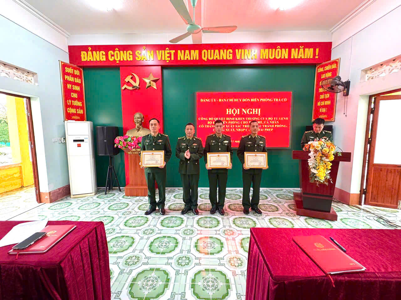 Cán bộ chiến sĩ được tặng bằng khen chiến sĩ thi đua.