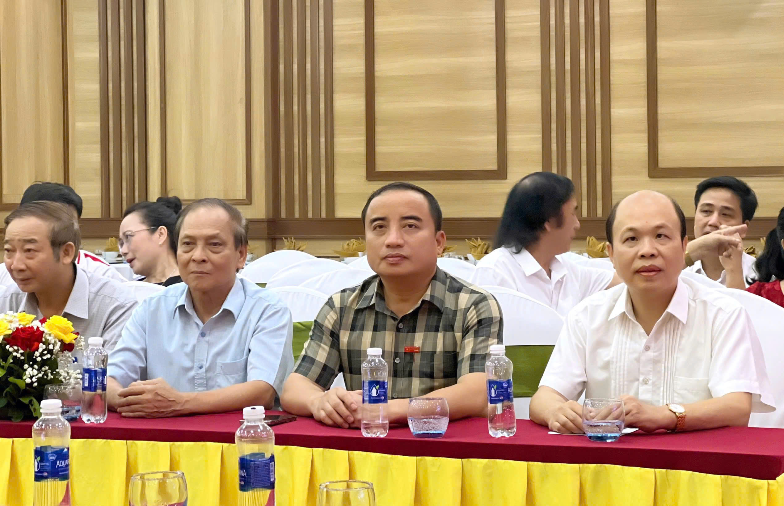 Các đồng chí lãnh đạo Tạp chí VNHN dự Lễ