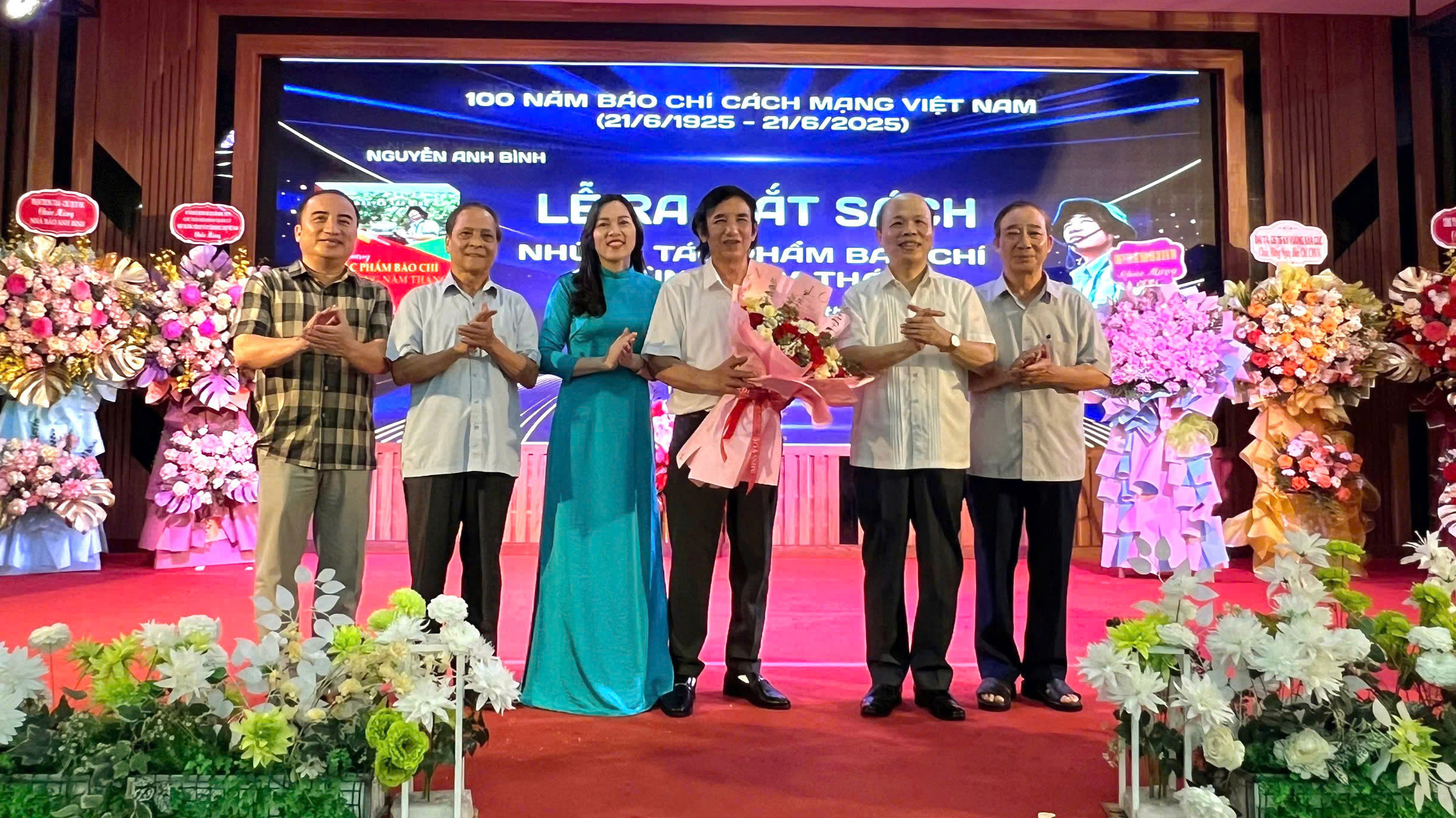  Lãnh đạo và CBPV Tạp chsi VNHN chúc mừng nhà báo Nguyễn Anh Bình.