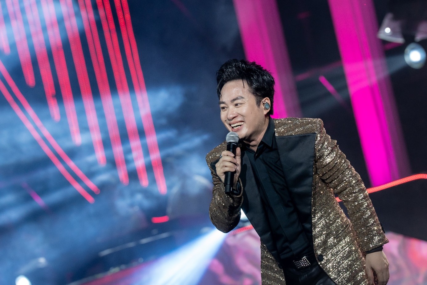Ca sĩ Tùng Dương với những bản hit như “Tái sinh”, “Một vòng Việt Nam”…