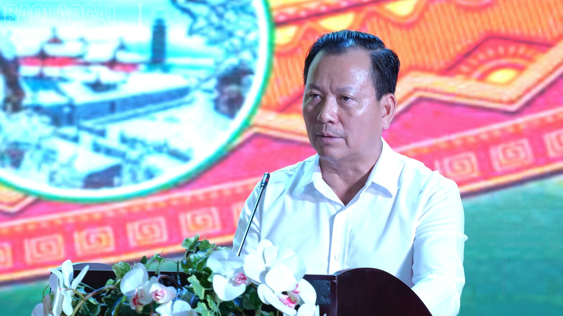 Đồng chí Hoàng Quốc Khánh, Phó Chủ tịch Thường trực UBND tỉnh phát biểu tại buổi tọa đàm. (Ảnh: Báo Lào Cai)