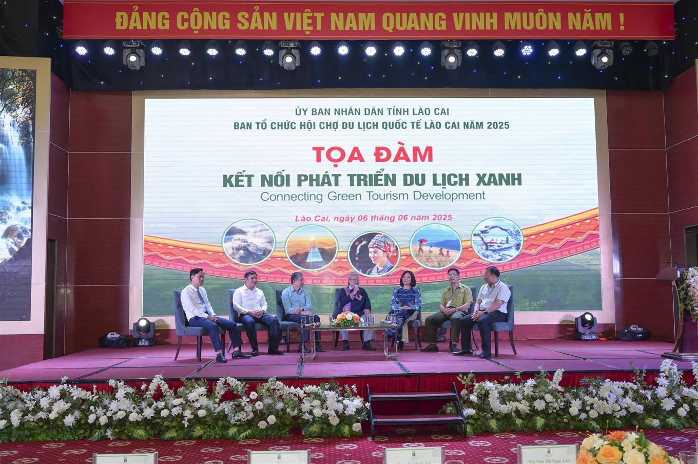 Trao đổi kinh nghiệm phát triển du lịch xanh. (Ảnh: Báo Lào Cai)