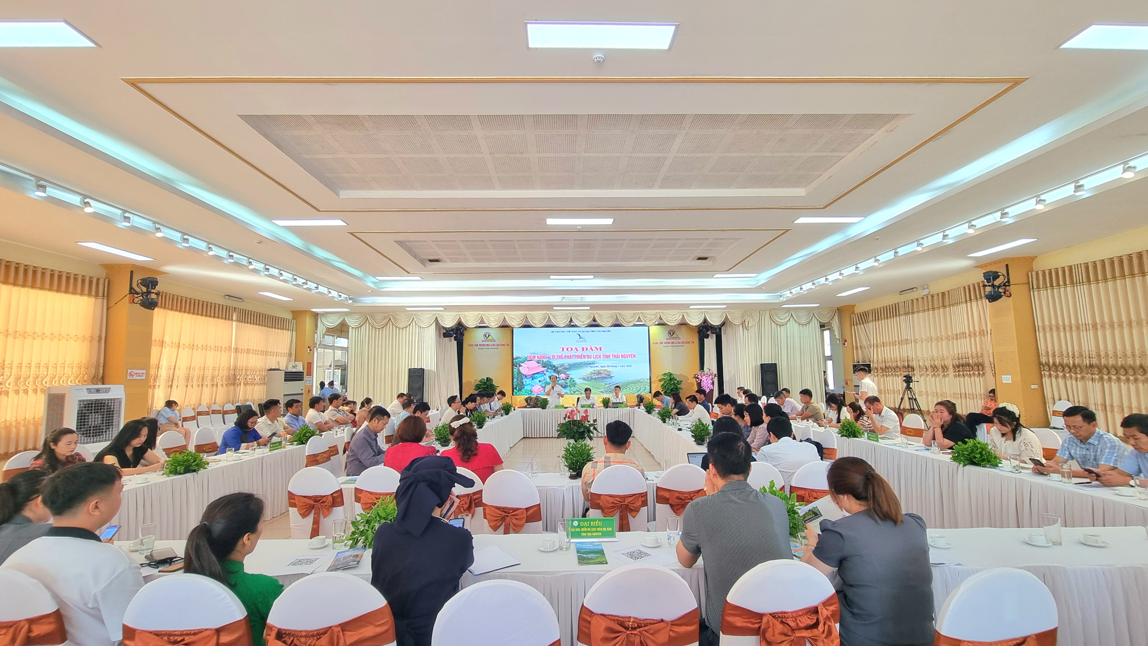 Tọa đàm có sự tham dự của nhiều lãnh đạo, chuyên gia, nhà khoa học, cán bộ quản lý và đại diện doanh nghiệp.