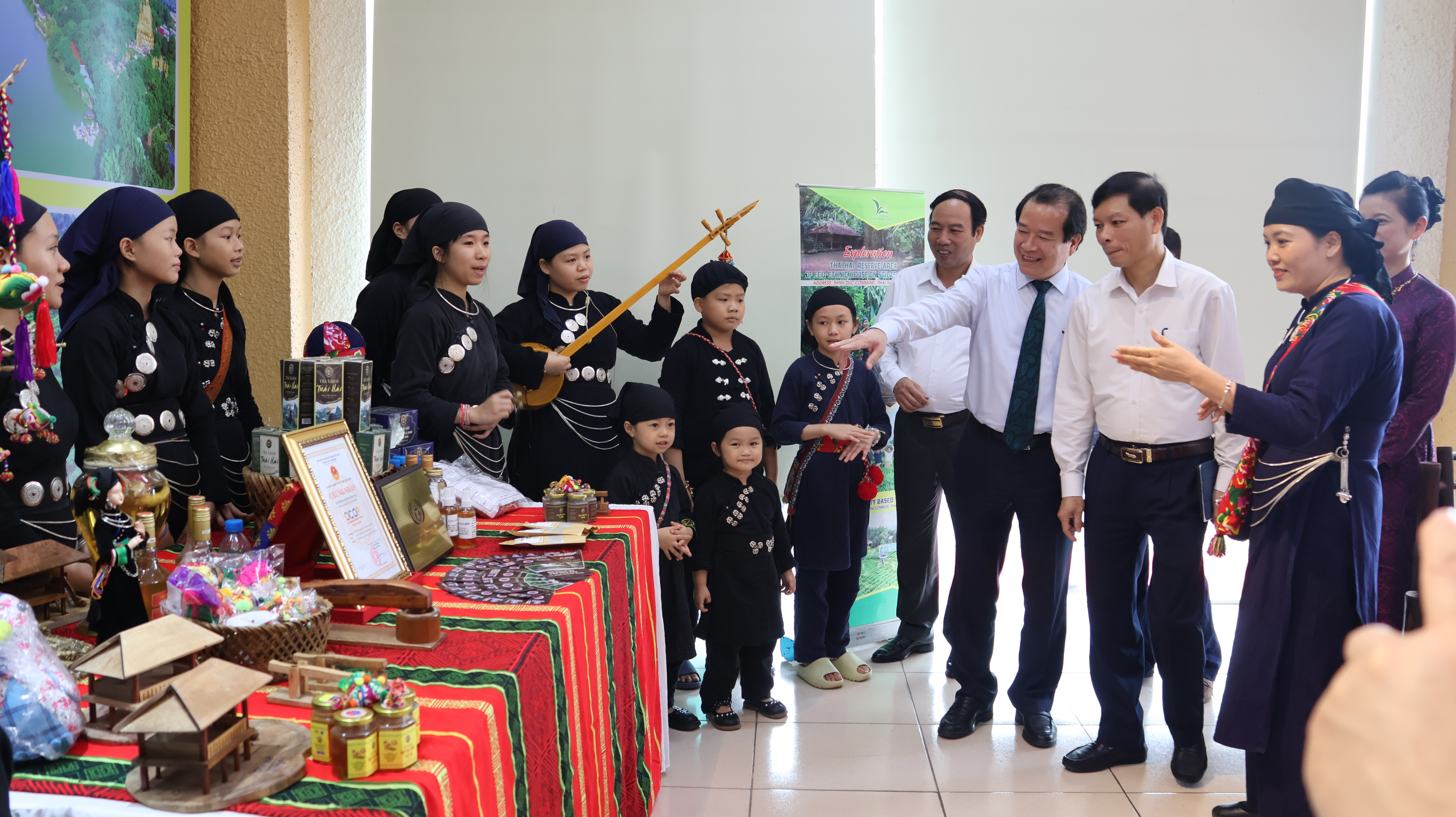 Các đại biểu đã tham quan điểm du lịch và khu vực giới thiệu, quảng bá tiềm năng du lịch Thái Nguyên.
