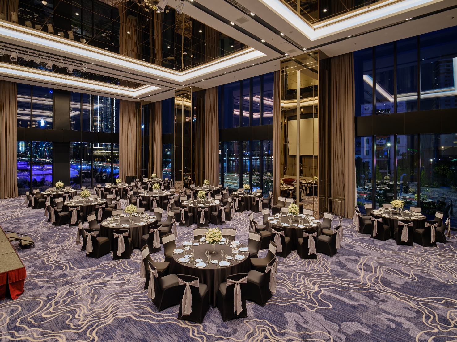 Grand Ballroom có trần nhà cao nhất thành phố