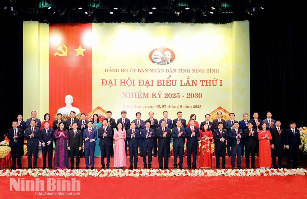 https://apibeta.baoninhbinh.org.vn/user-blob/15088545-560b-d200-1fa2-cc31adda5a44/2025/08/07/ra-mat-dai-hoi_1754556024037.jpg