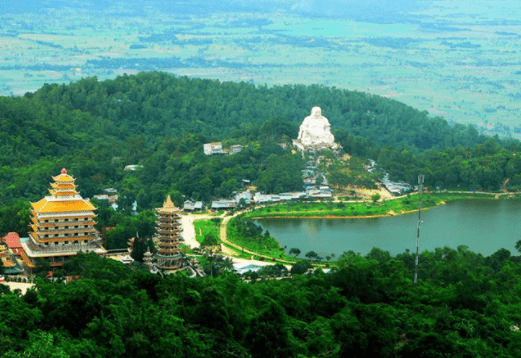 Đỉnh Núi Cấm là ngọn núi cao nhất trong dãy Thất Sơn (Bảy Núi) ở tỉnh An Giang, nổi tiếng là điểm du lịch tâm linh và sinh thái đặc sắc của miền Tây Nam Bộ - Ảnh: TL