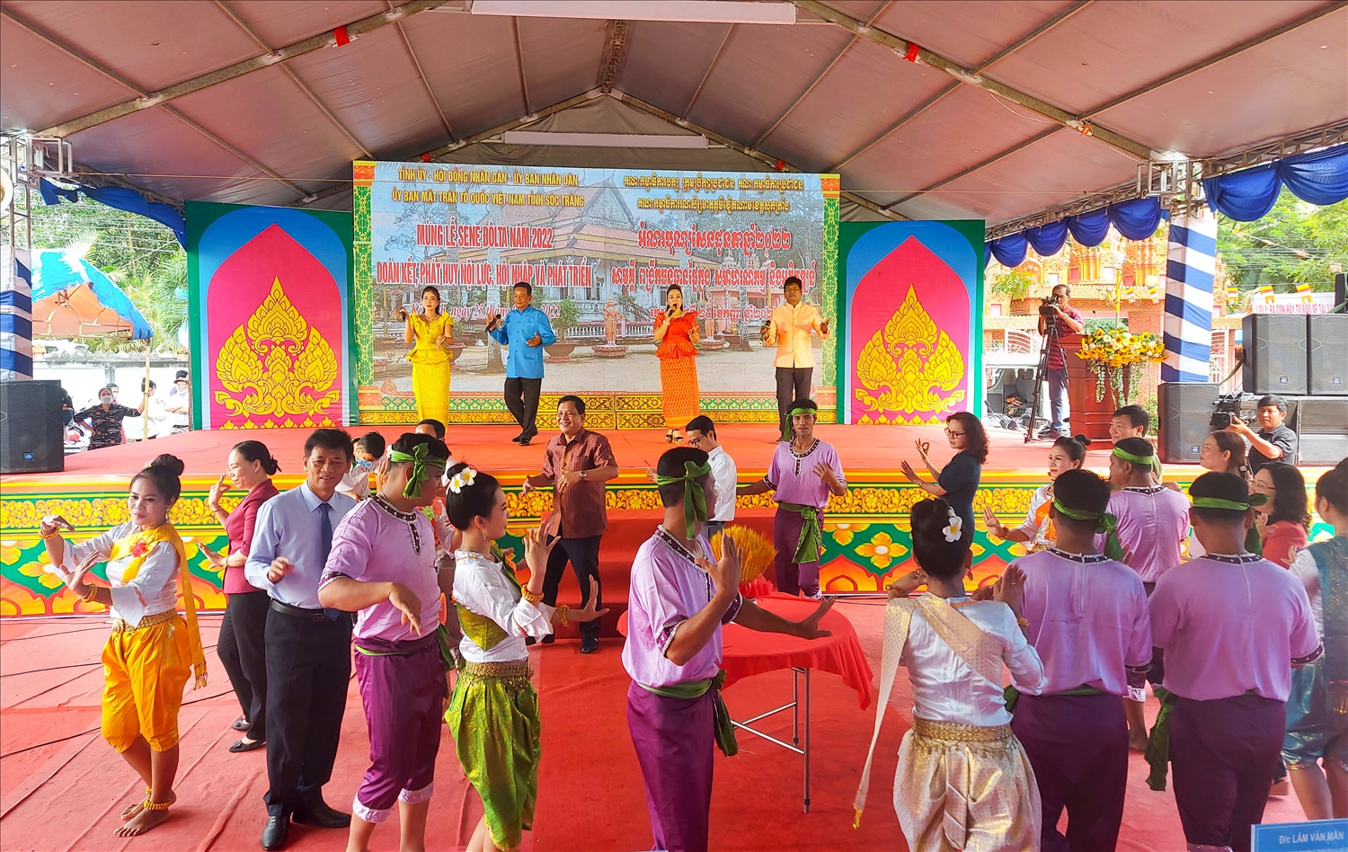 Đồng bào Khmer vui múa mừng Lễ Sene Đôlta năm 2022 - Ảnh: TL