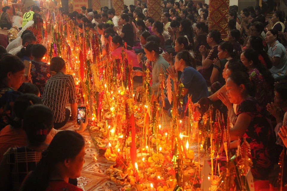 Sêne Đôlta, là lễ hội truyền thống lớn nhất trong năm của người Khmer, còn được gọi là lễ cúng ông bà - Ảnh: TL