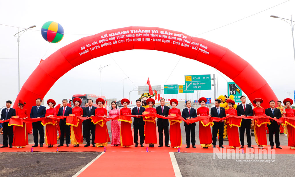 https://cdncongthuong.quangtrung.vn/static_files/lehuy/images/2025/09/25/khanh-thanh-va-gan-bien-cac-du-an-cong-trinh-giao-thong-8b57.jpg