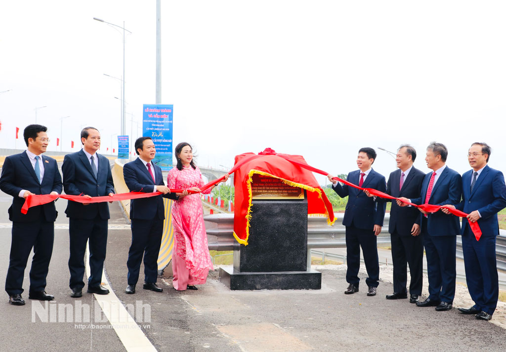https://cdncongthuong.quangtrung.vn/static_files/lehuy/images/2025/09/25/khanh-thanh-va-gan-bien-cac-du-an-cong-trinh-giao-thong-e976.jpg