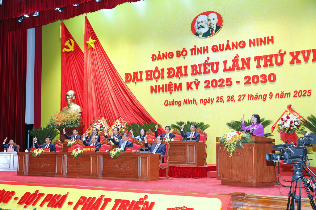 Các đại biểu quyết thông qua Nghị quyết Đại hội đại biểu Đảng bộ tỉnh Quảng Ninh lần thứ XVI, nhiệm kỳ 2025-2030.