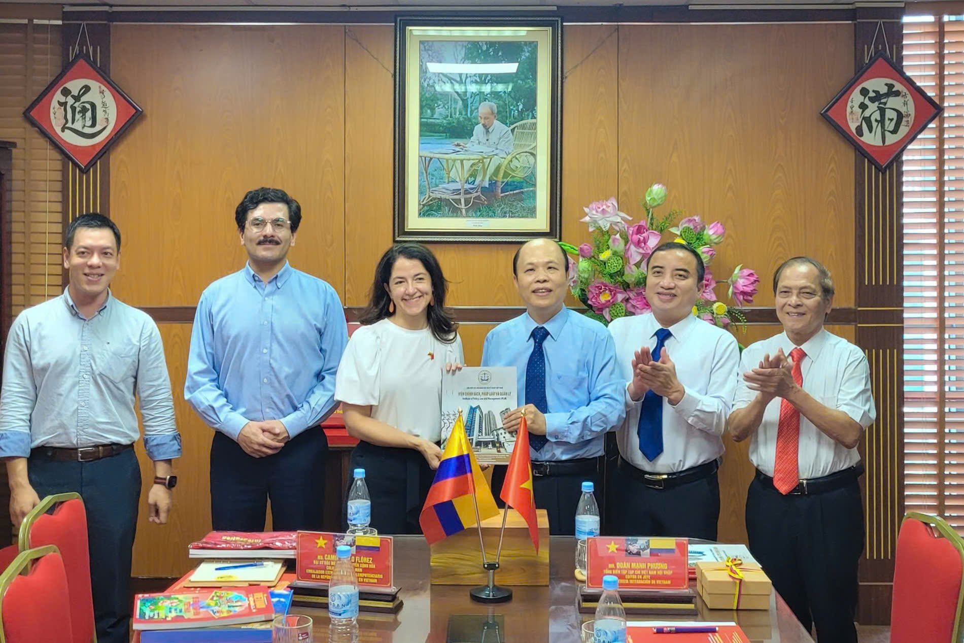 Leaders of the Institute of Policy, Law and Management, Vietnam Integration Magazine presented the latest publication to the Colombian Embassy delegation